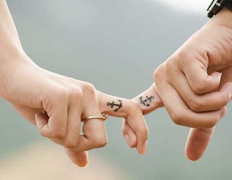 Due-fidanzati-si-prendono-per-mano Personalità